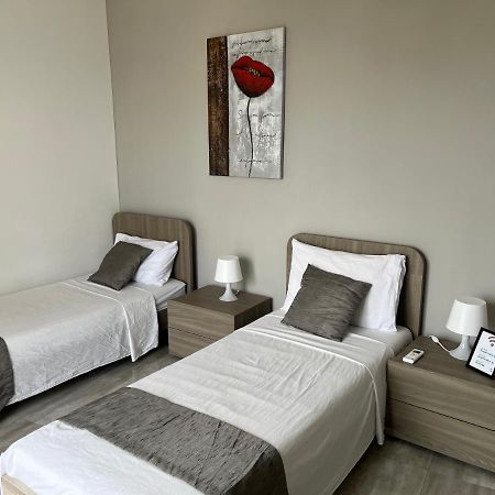 F10 Room 3, Private Room Two Single Beds Shared Bathroom In Shared Flat Msida Zewnętrze zdjęcie